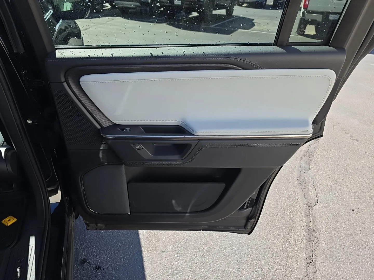 Rivian R1S photo 33