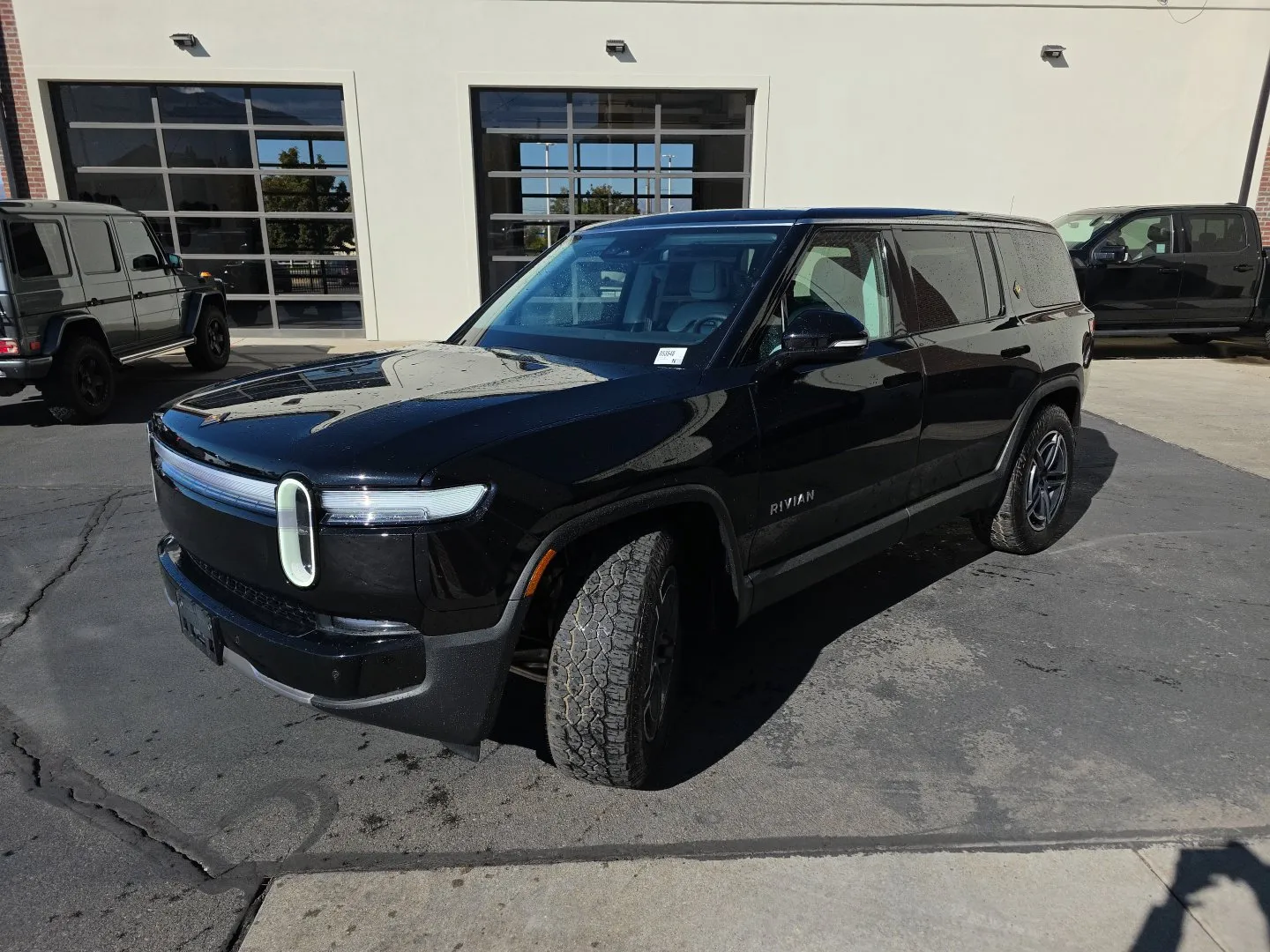 Rivian R1S photo 3