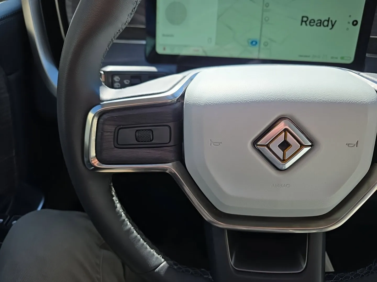 Rivian R1S photo 10