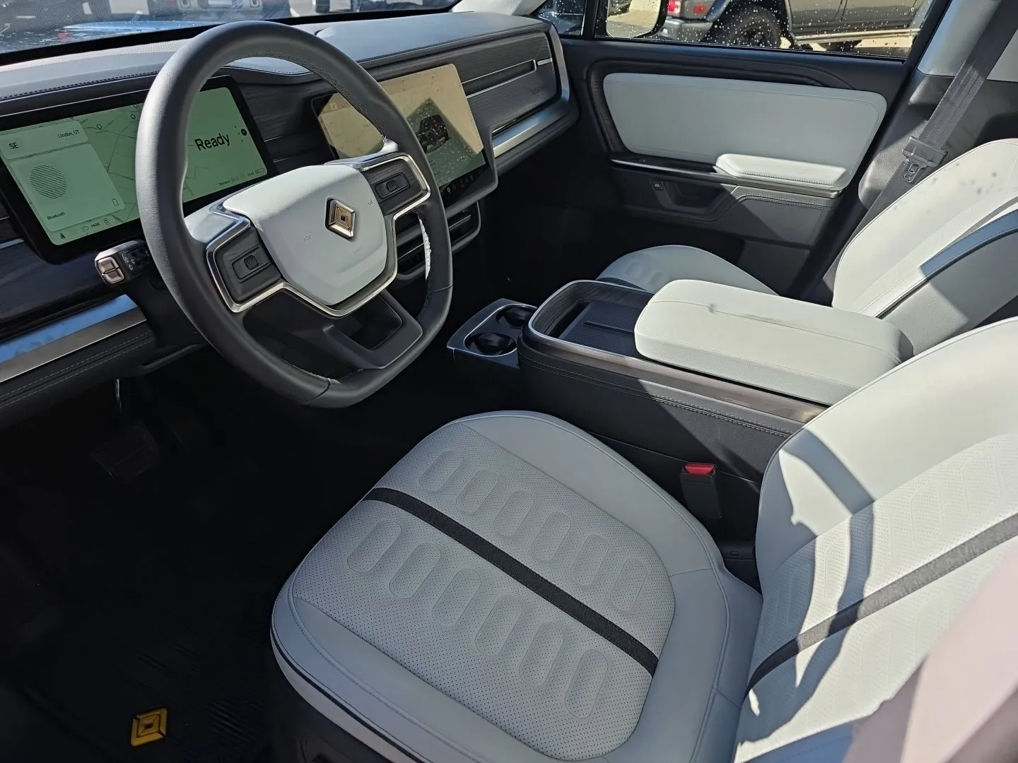 Rivian R1S photo 6