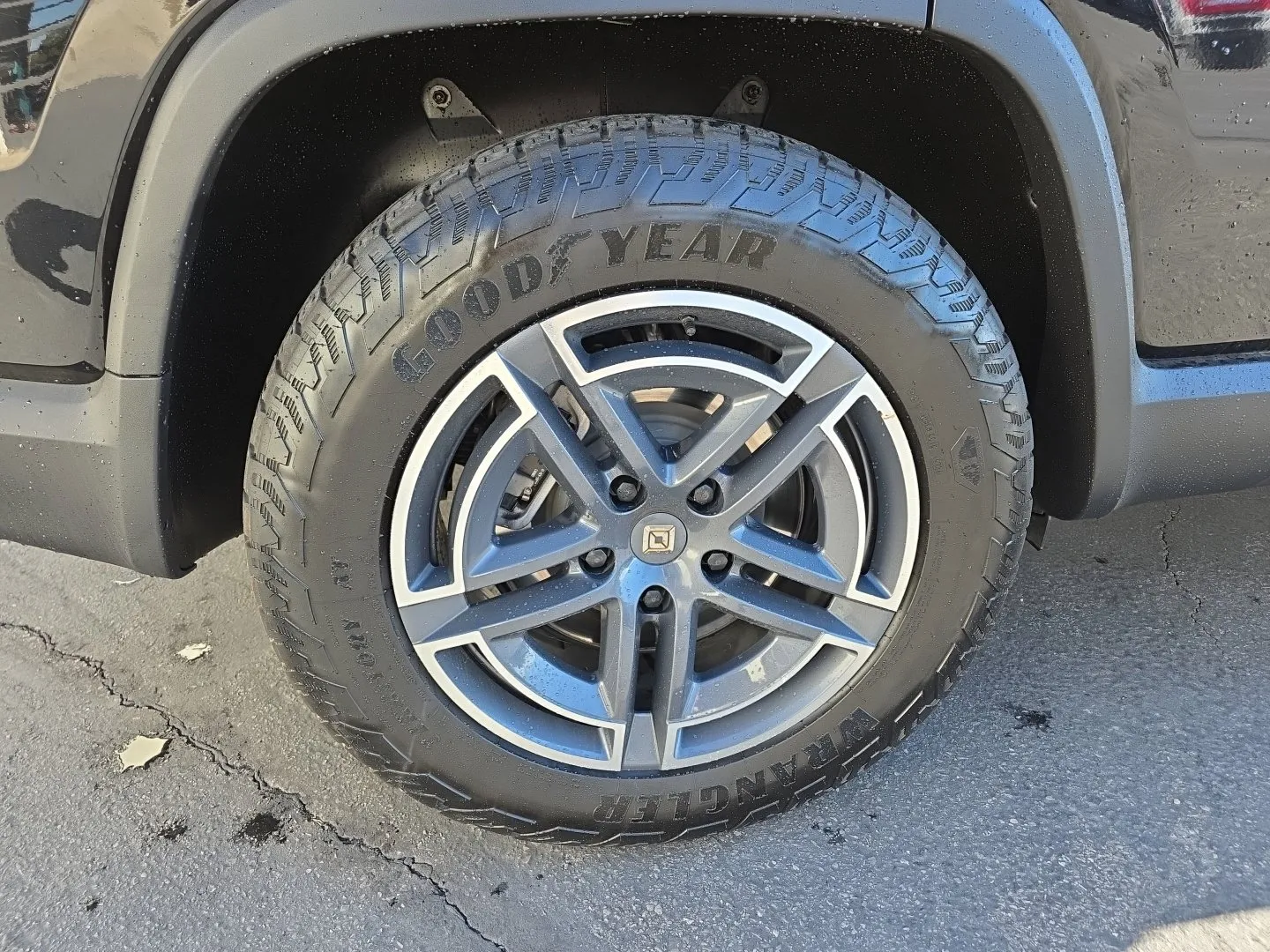 Rivian R1S photo 30