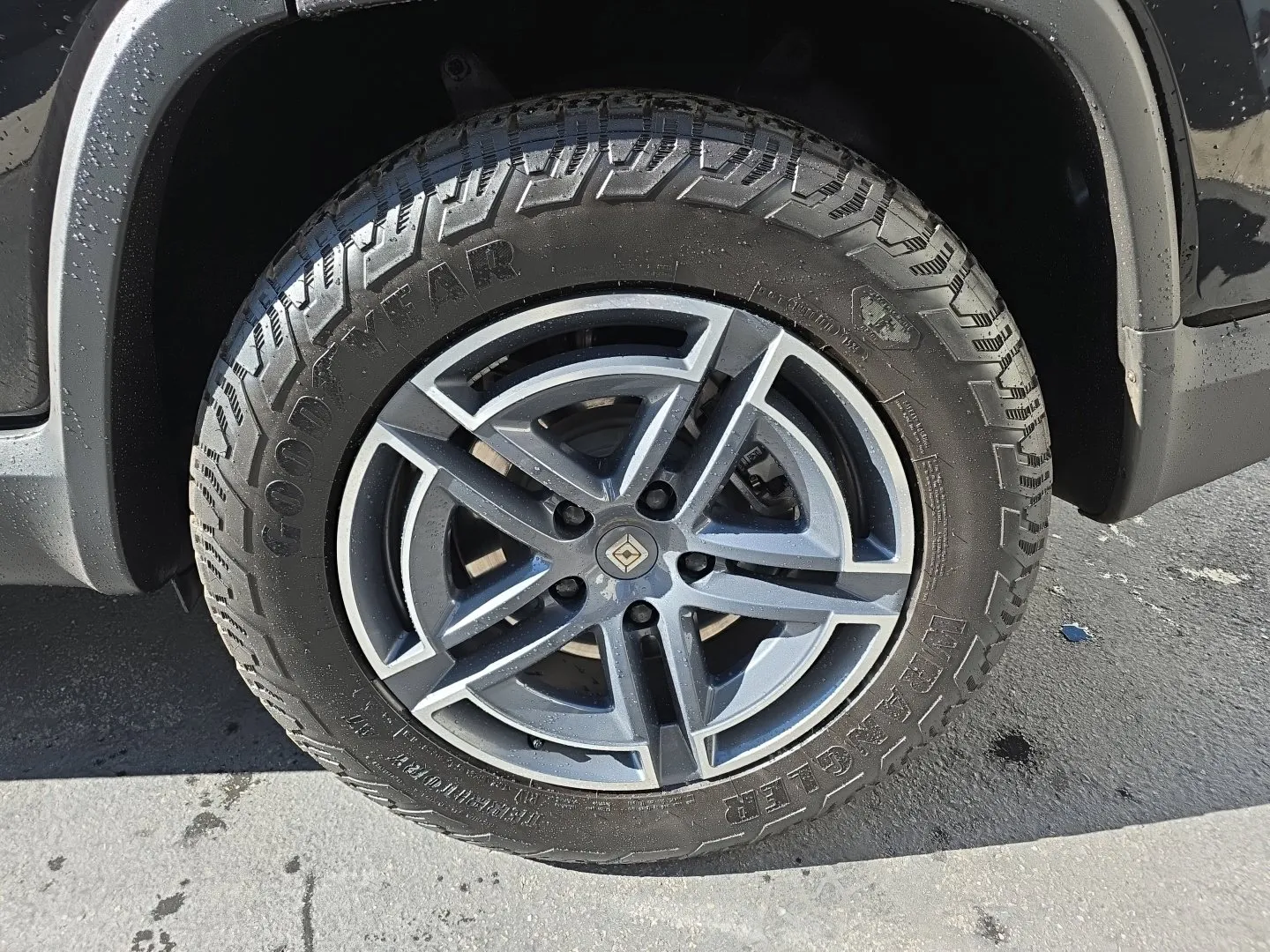 Rivian R1S photo 24