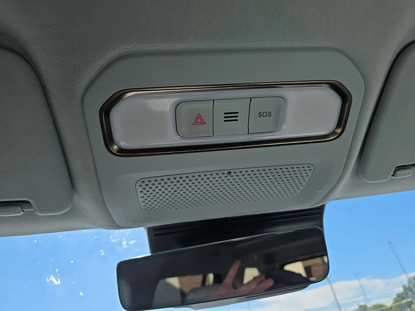 Rivian R1S photo 15