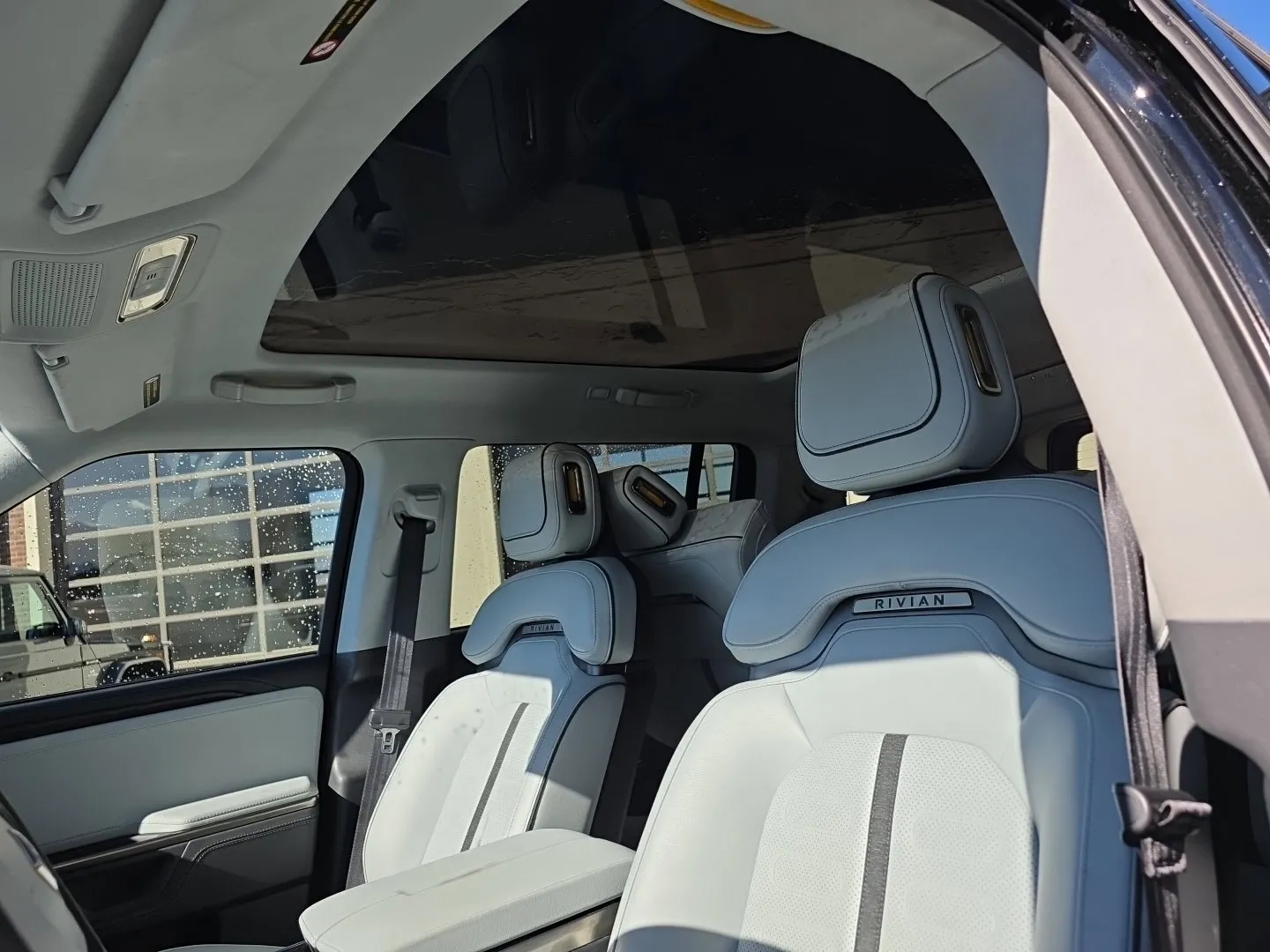 Rivian R1S photo 16