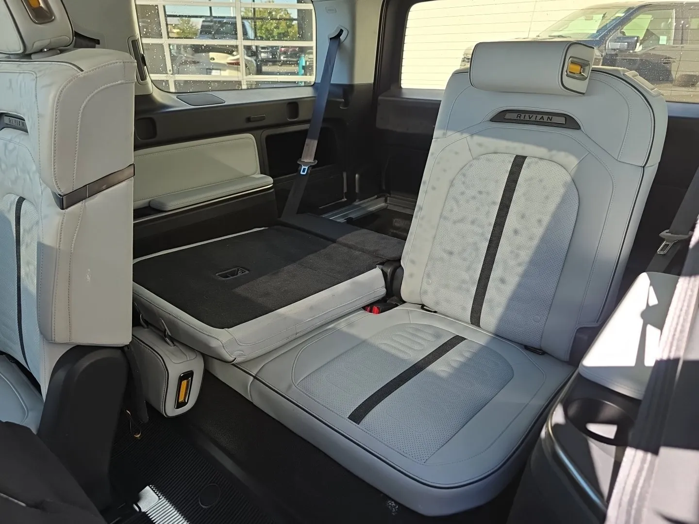 Rivian R1S photo 20