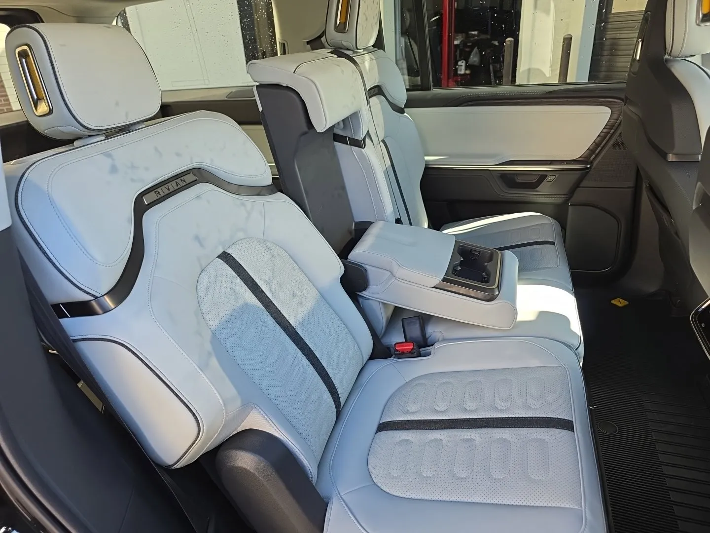 Rivian R1S photo 32