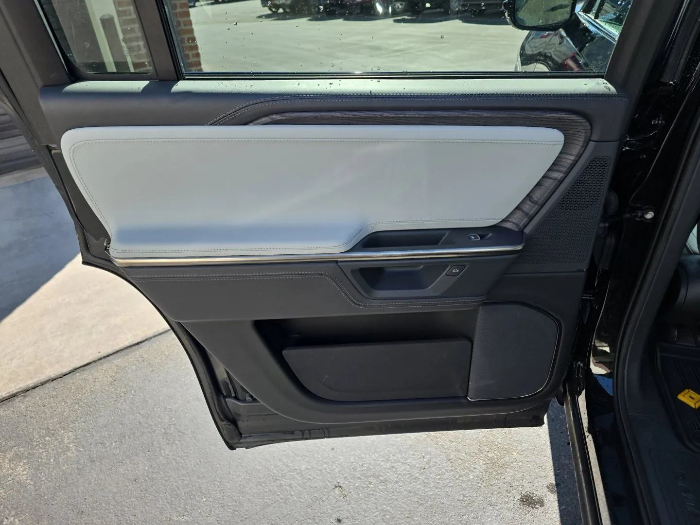 Rivian R1S photo 23