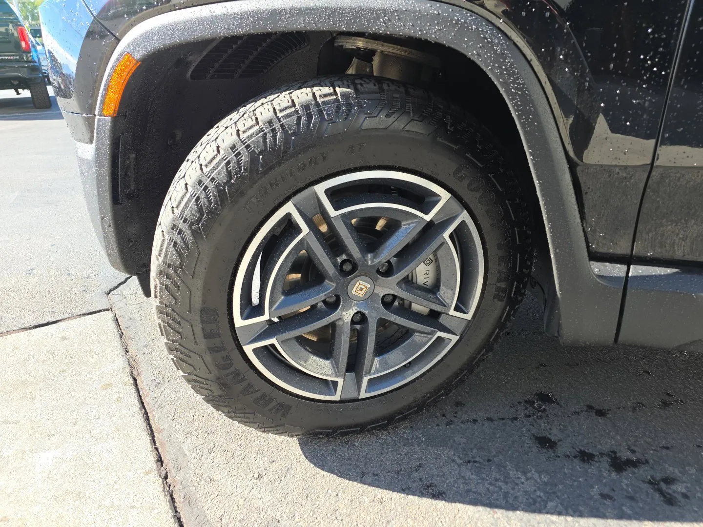 Rivian R1S photo 4