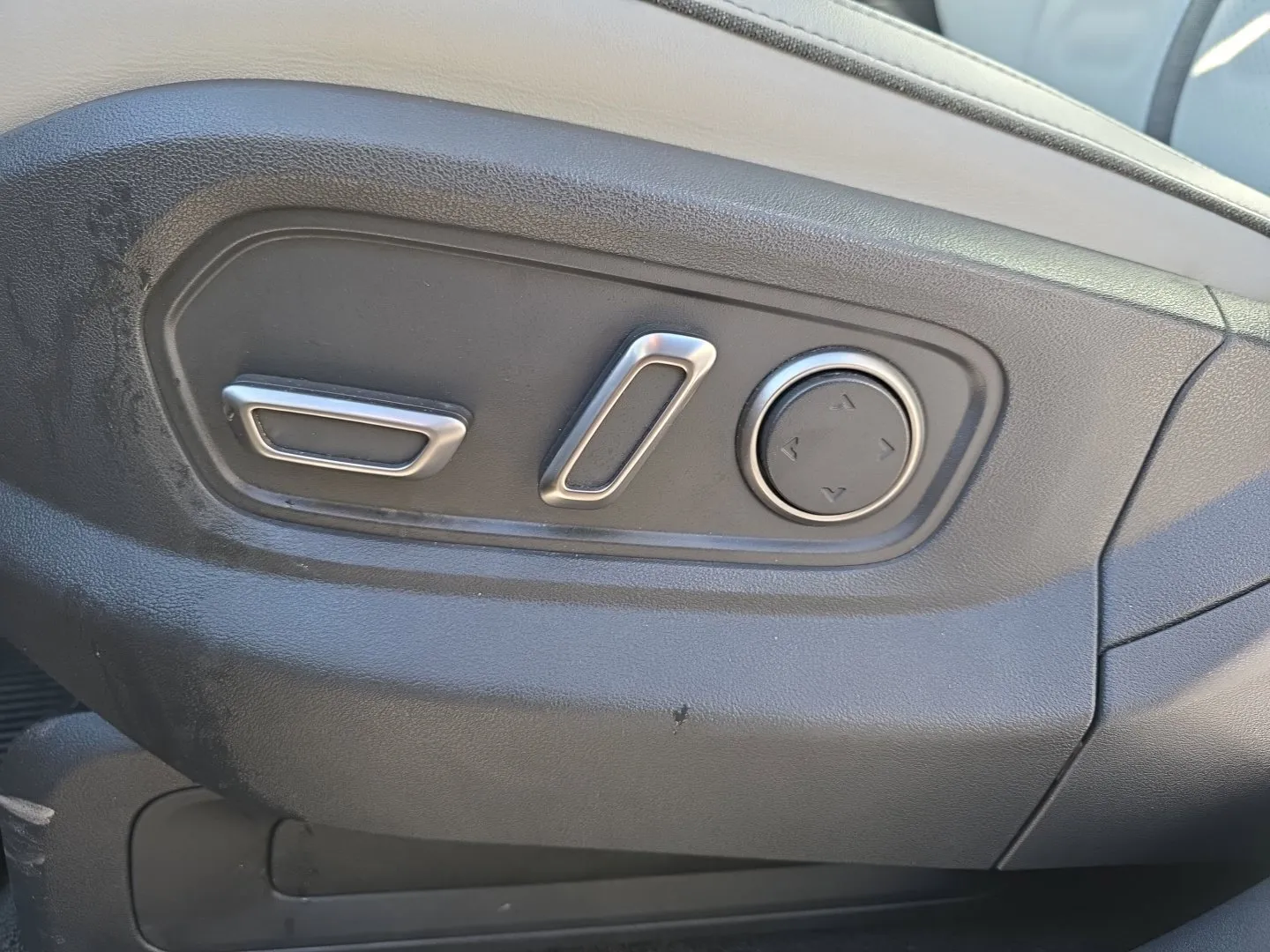 Rivian R1S photo 8