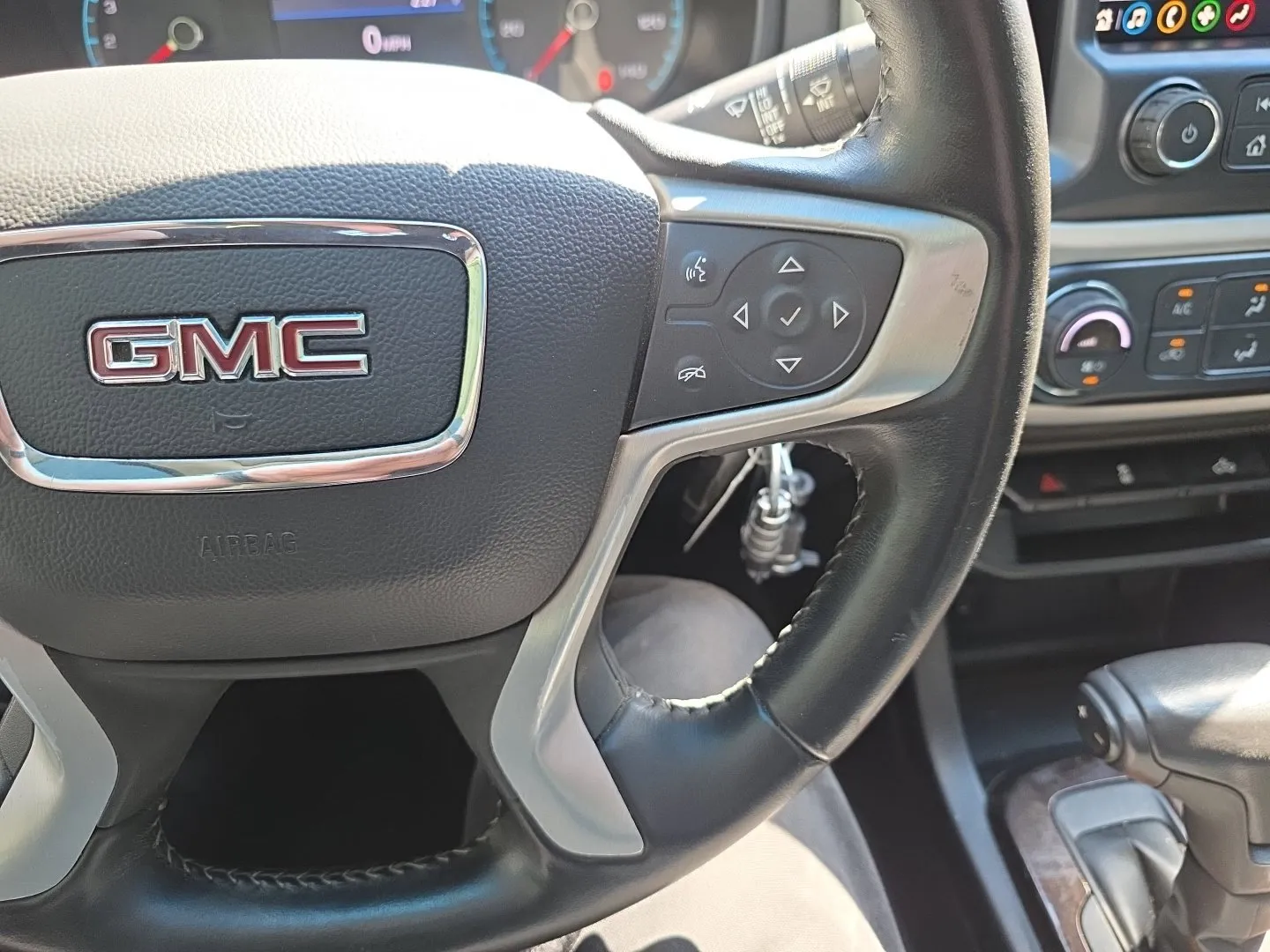 GMC Canyon photo 12