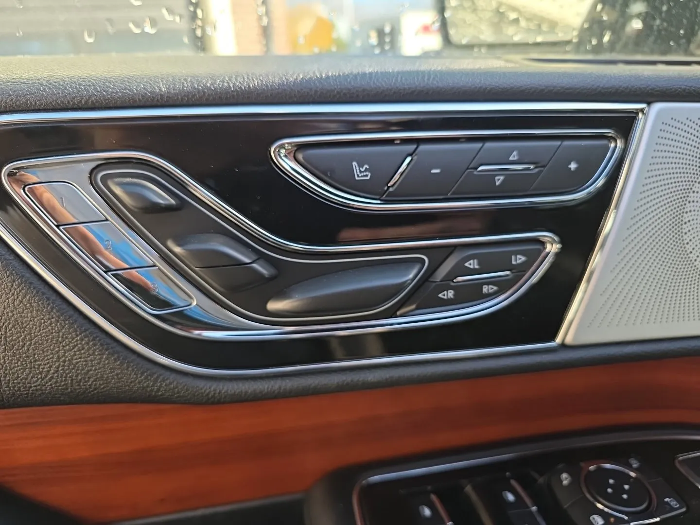 Lincoln Navigator L photo 21