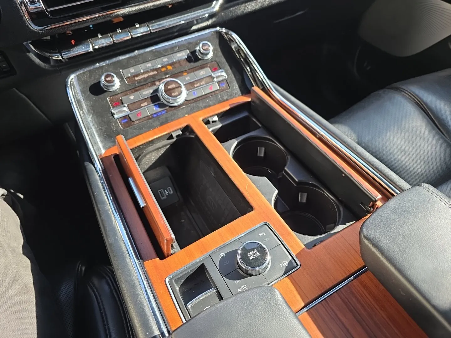 Lincoln Navigator L photo 17