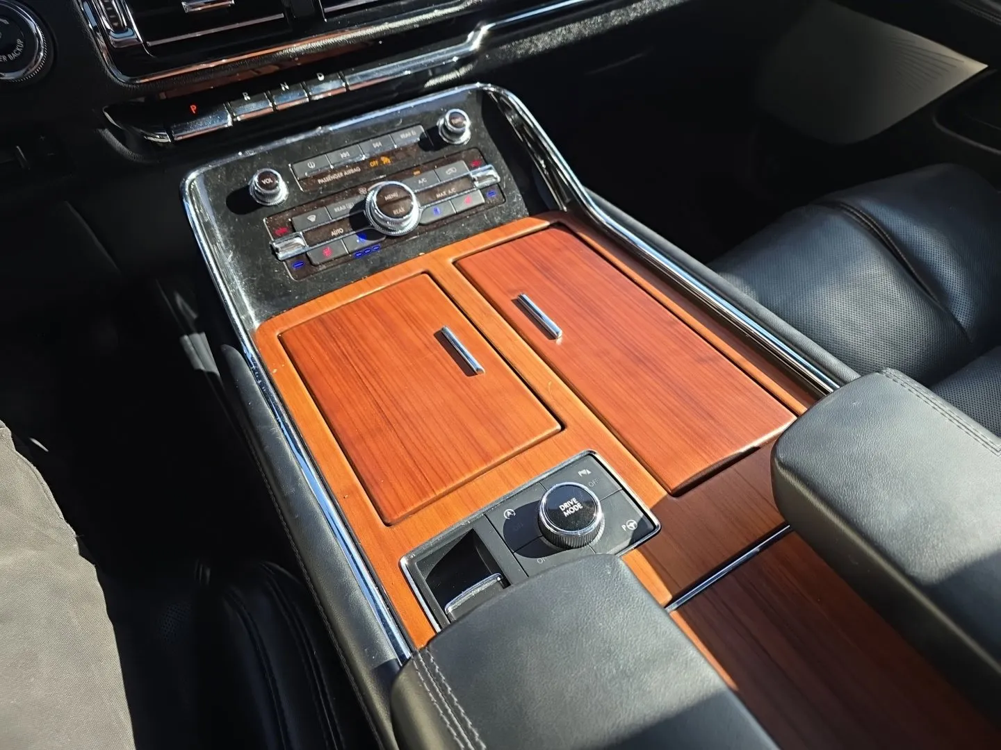 Lincoln Navigator L photo 16