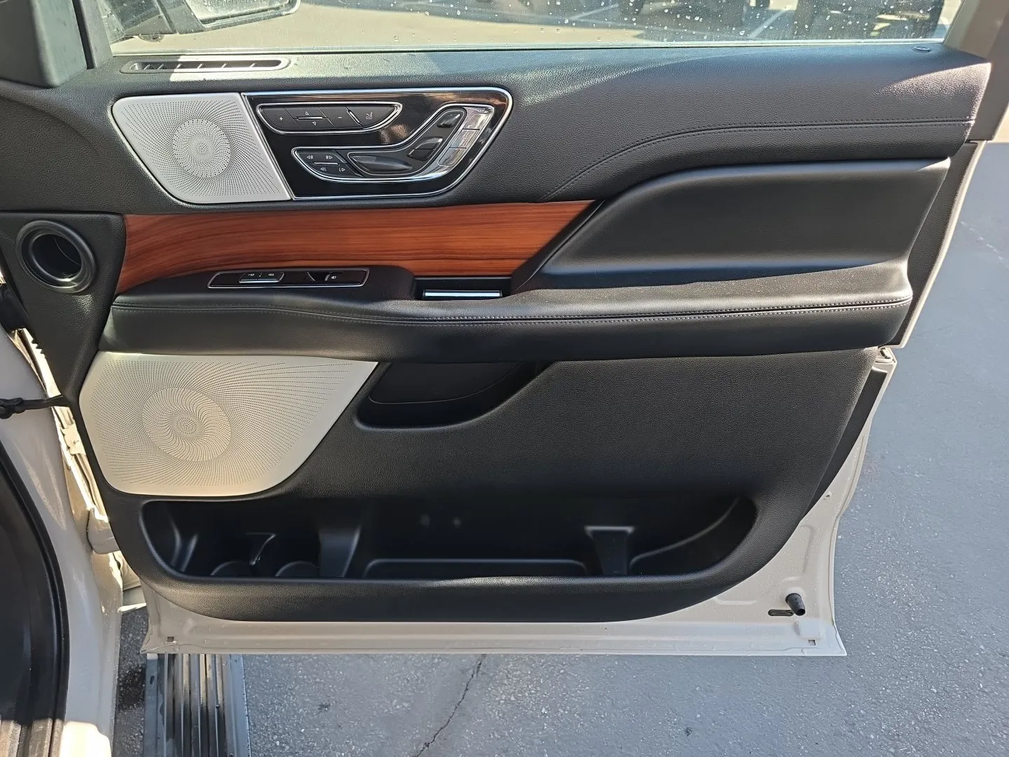 Lincoln Navigator L photo 44