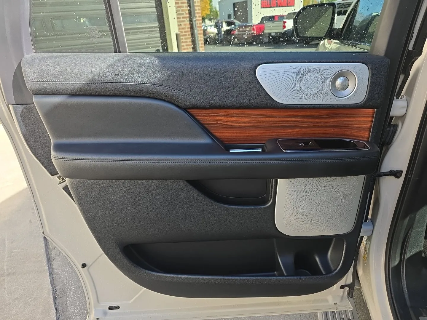 Lincoln Navigator L photo 28