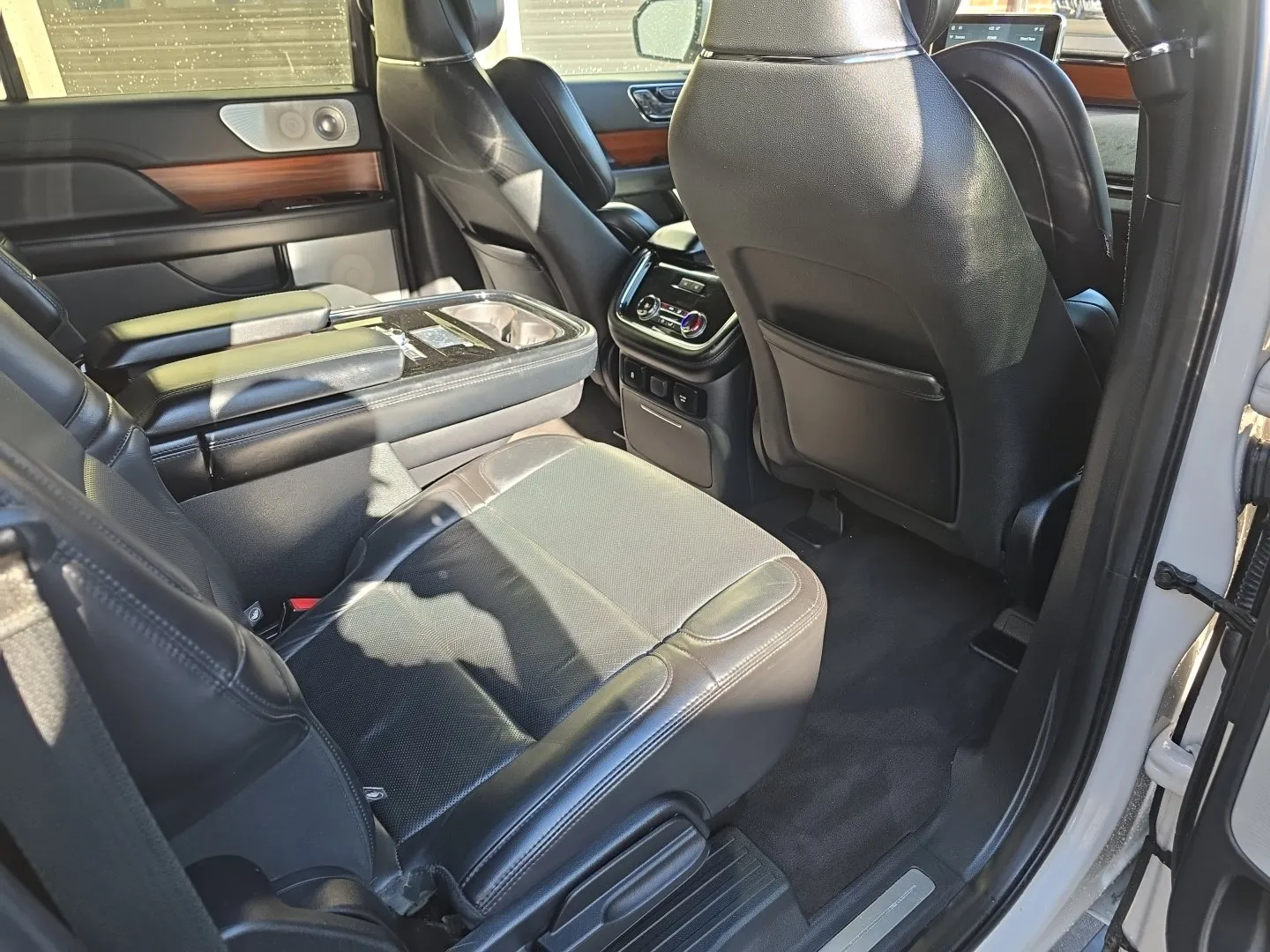 Lincoln Navigator L photo 38