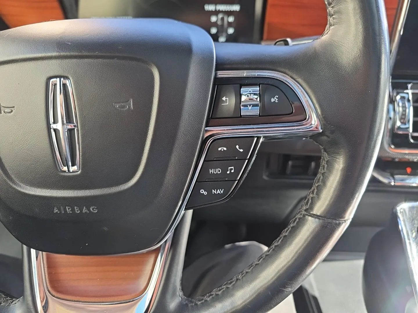 Lincoln Navigator L photo 12