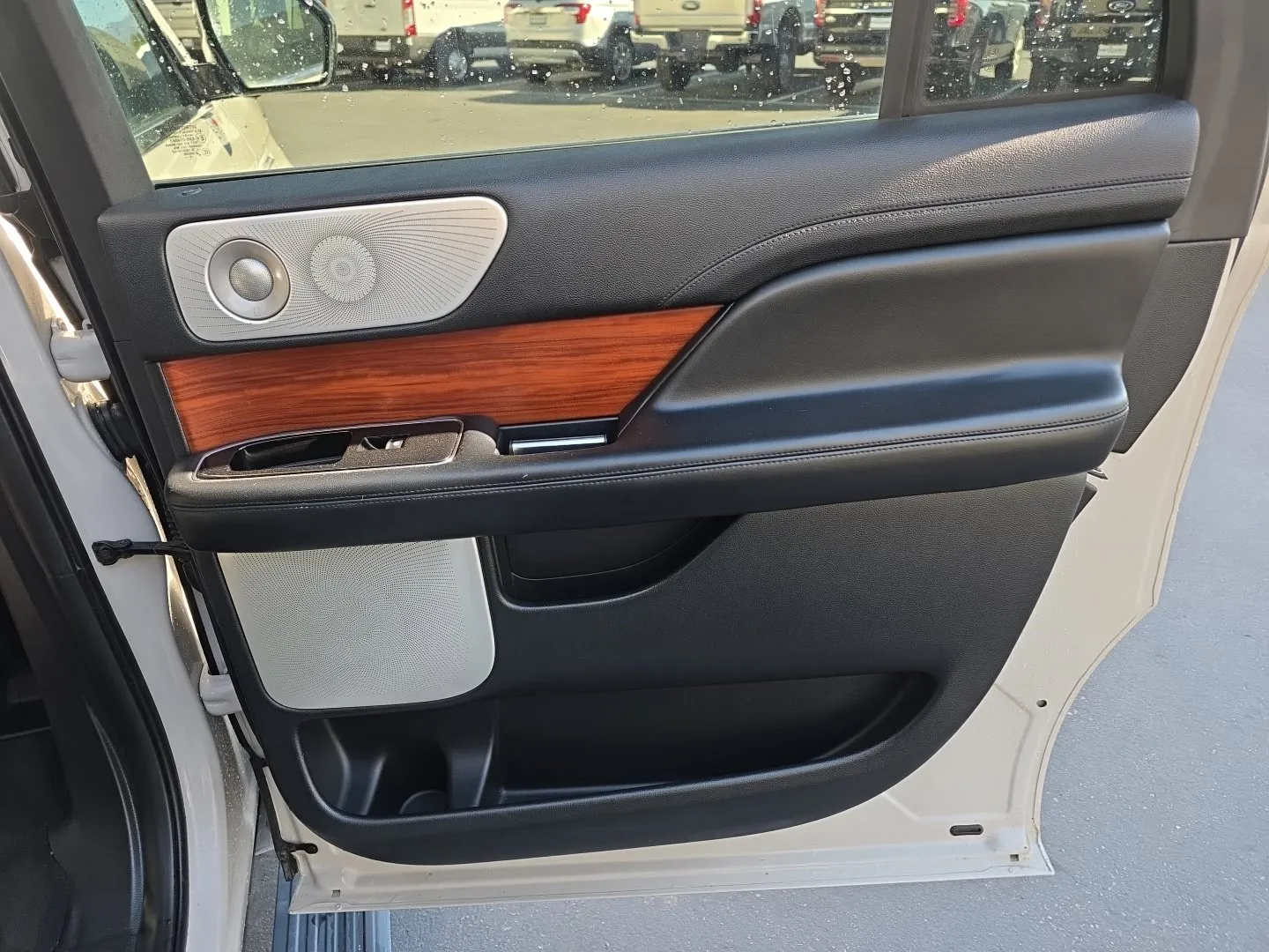 Lincoln Navigator L photo 40