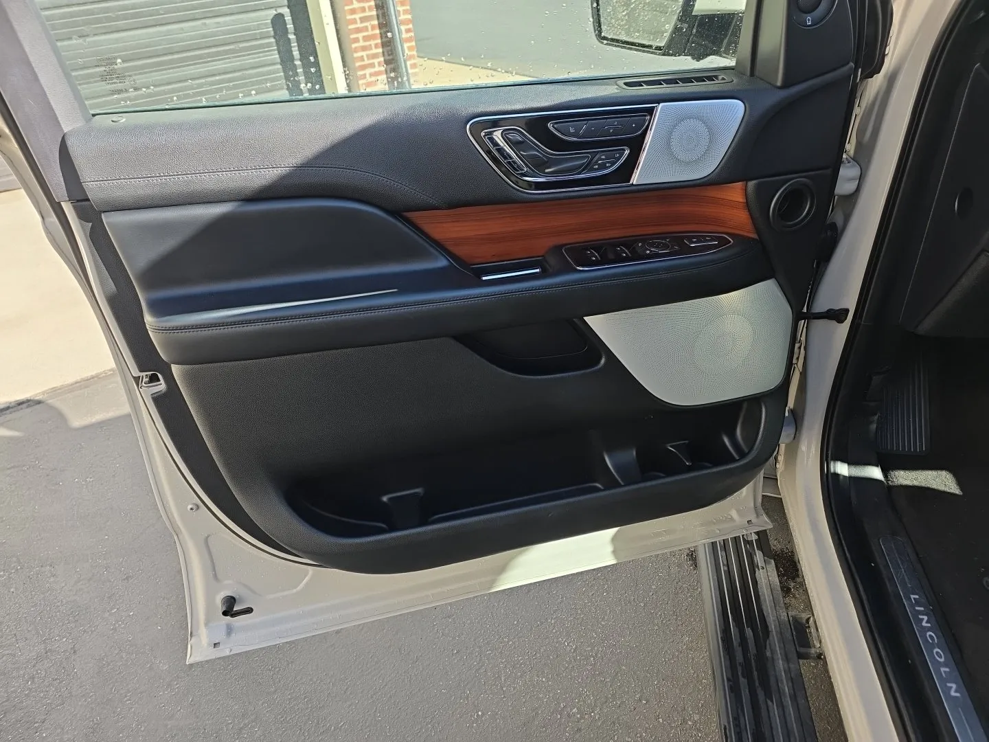Lincoln Navigator L photo 22