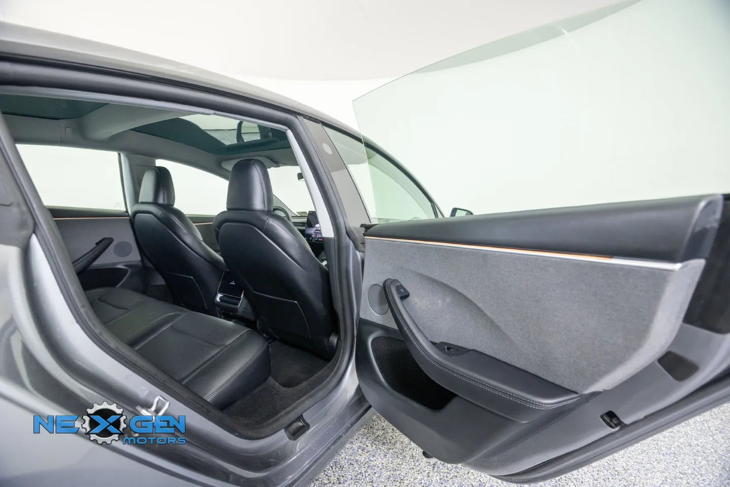 Tesla Model 3 photo 32