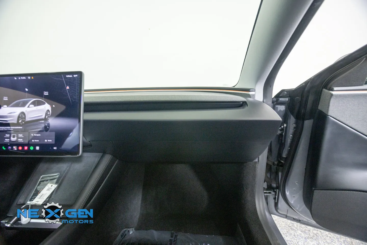 Tesla Model 3 photo 40
