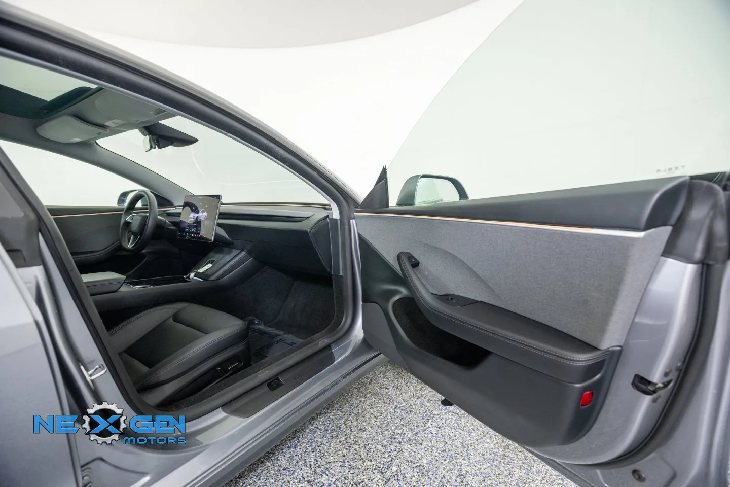 Tesla Model 3 photo 37