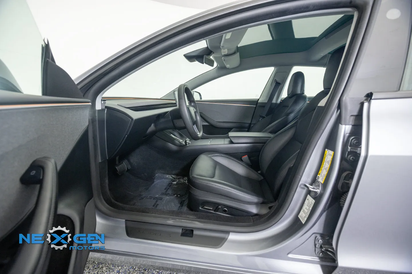 Tesla Model 3 photo 12
