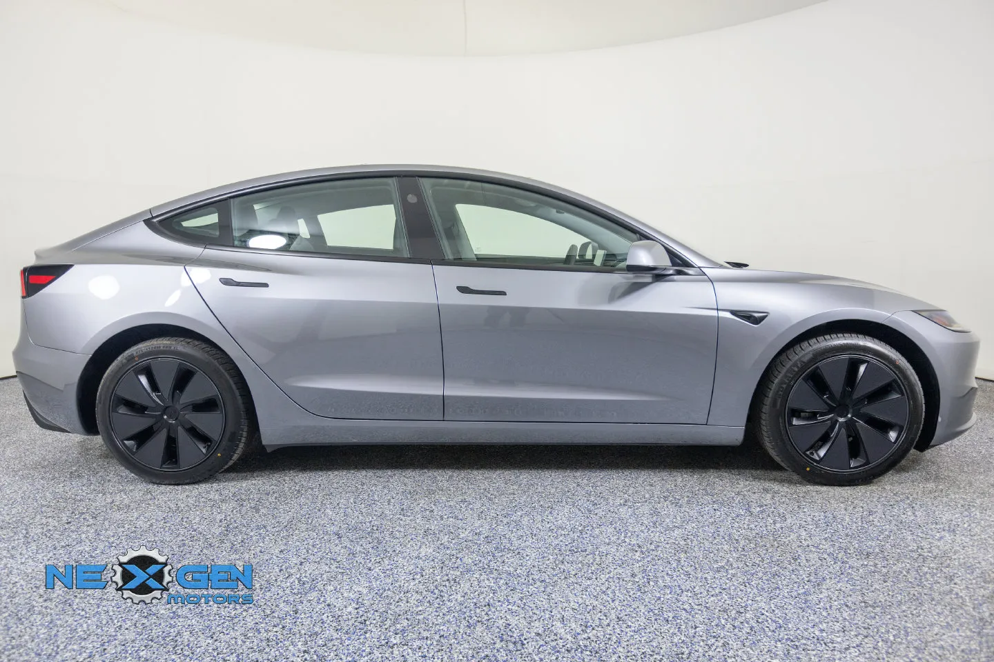 Tesla Model 3 photo 9
