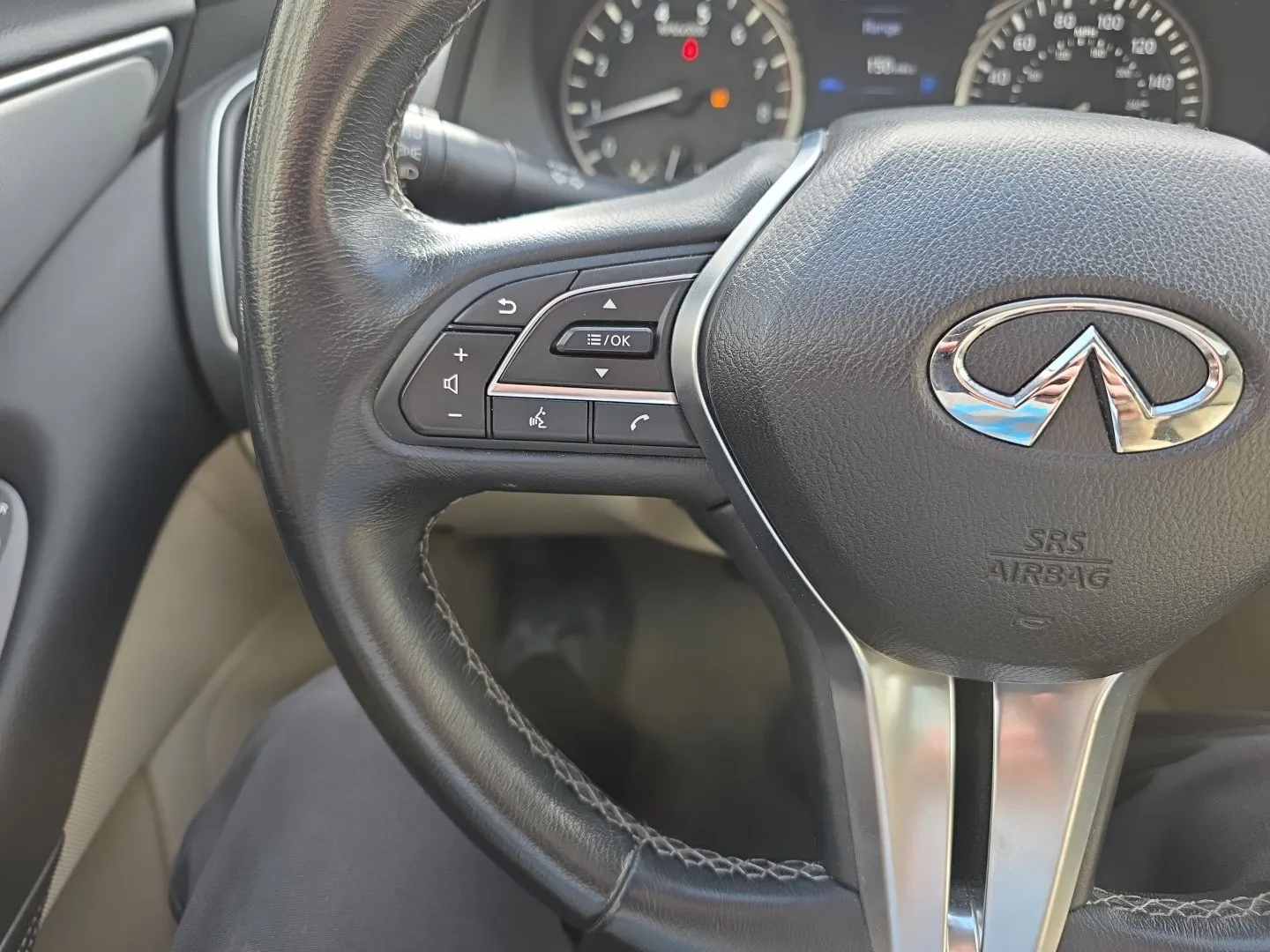 Infiniti Q50 photo 11
