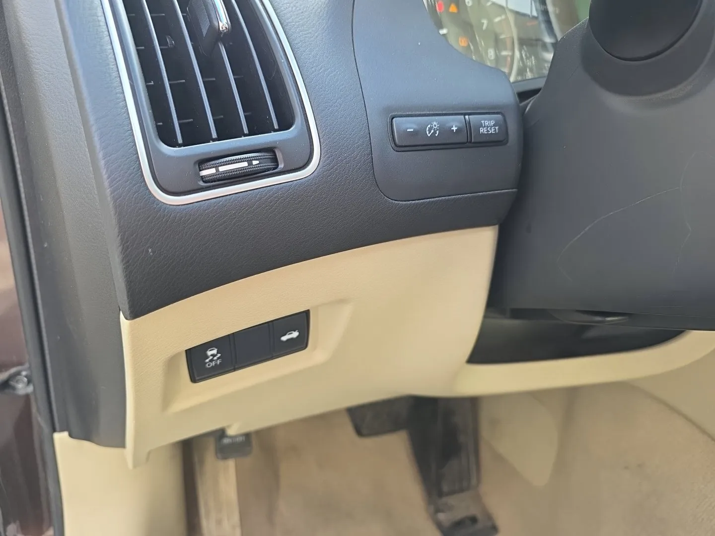 Infiniti Q50 photo 9