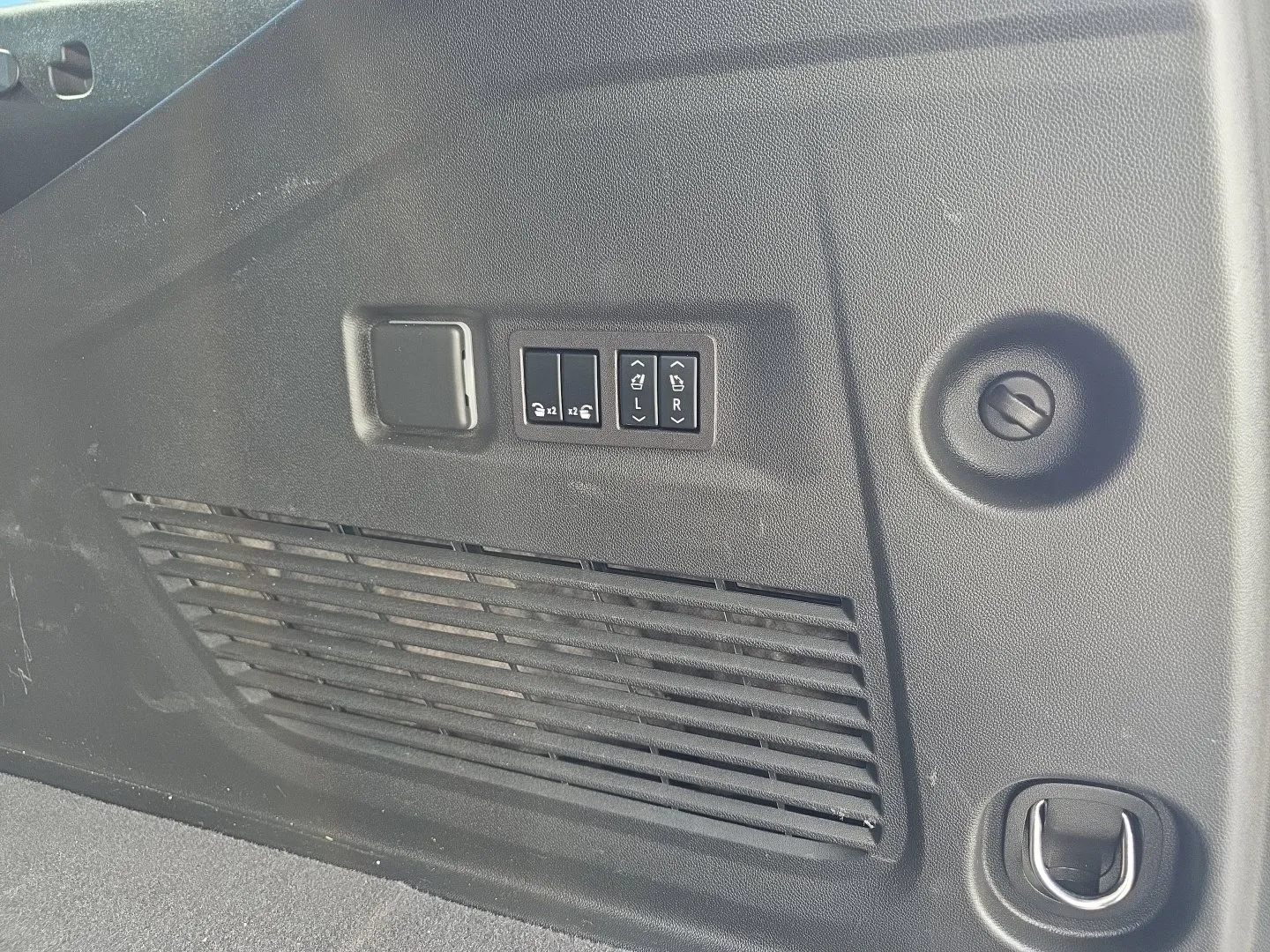 Chevrolet Suburban photo 18