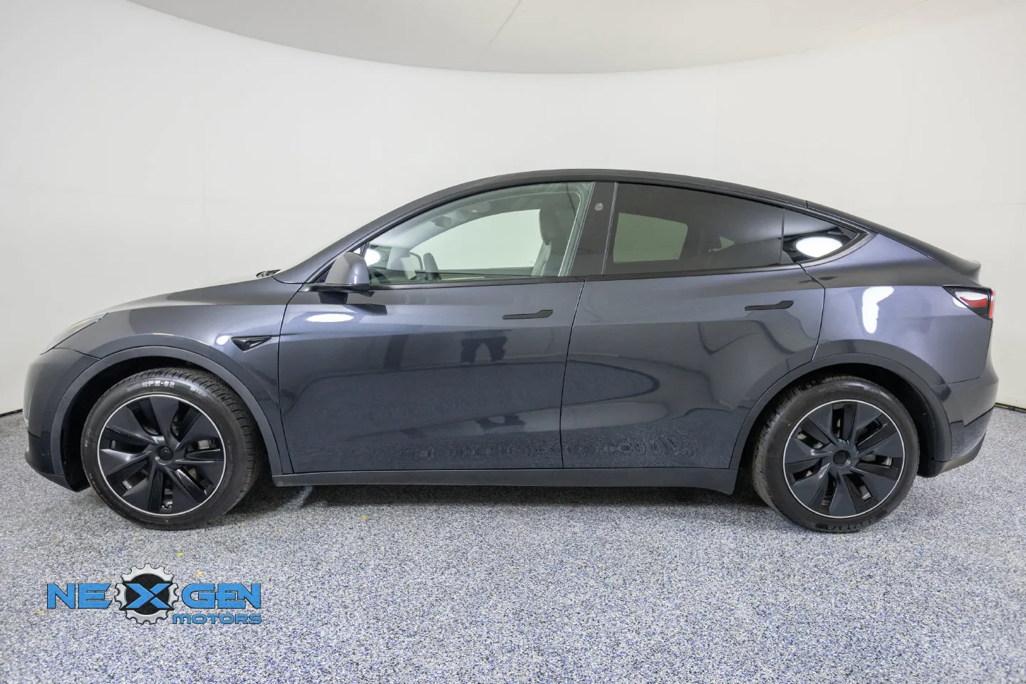 Tesla Model Y photo 5
