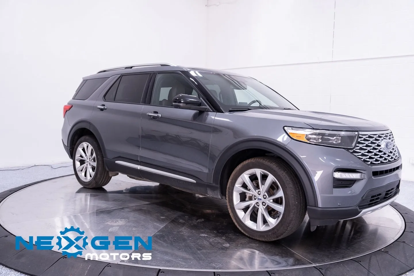 2023 Ford Explorer Platinum's photo