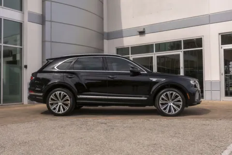 More photos of 2021 Bentley Bentayga V8 at Aston Martin of Austin, TX