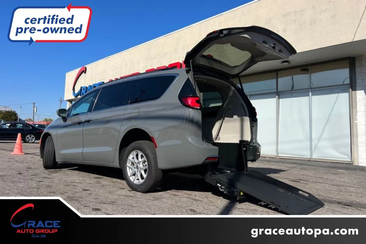 2022 Chrysler Pacifica Touring L's photo