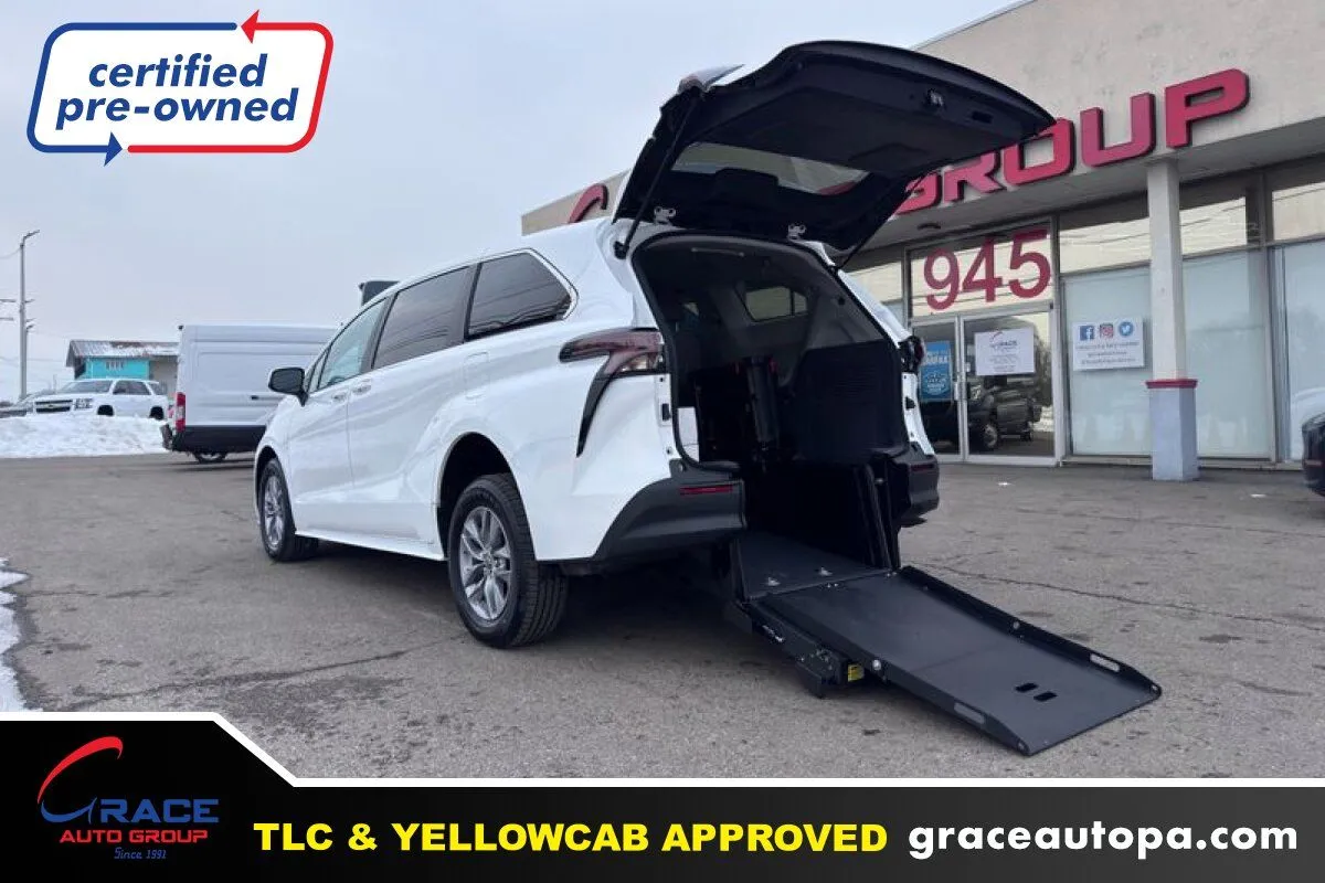 White 2024 Toyota Sienna LE for sale in Morrisville, PA