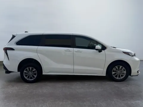 More photos of 2023 Toyota Sienna LE at Grace Auto Group, PA