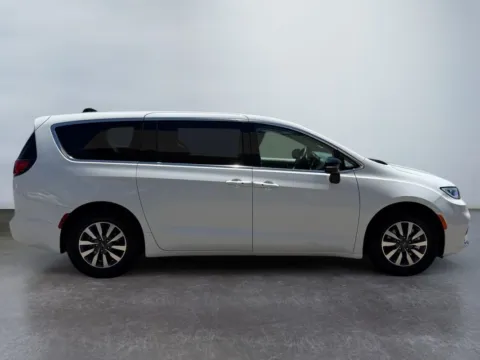 More photos of 2024 Chrysler Pacifica Hybrid Select at Grace Auto Group, PA