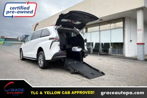 White 2025 Toyota Sienna LE for sale in Morrisville, PA
