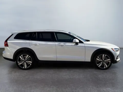 More photos of 2025 Volvo V60 Cross Country Plus, B5 AWD Gas (mild hybrid) at Grace Auto Group, PA