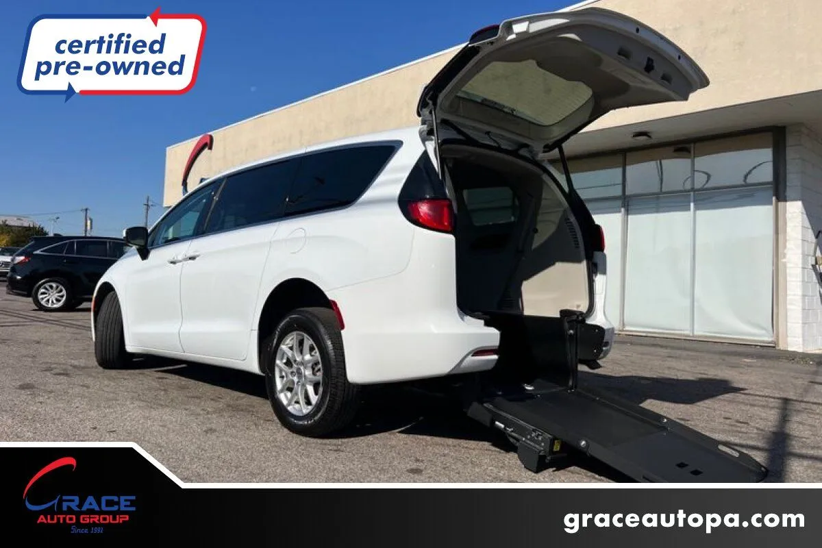 2022 Chrysler Voyager LX's photo
