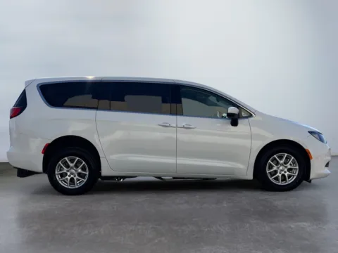 More photos of 2022 Chrysler Voyager LX at Grace Auto Group, PA