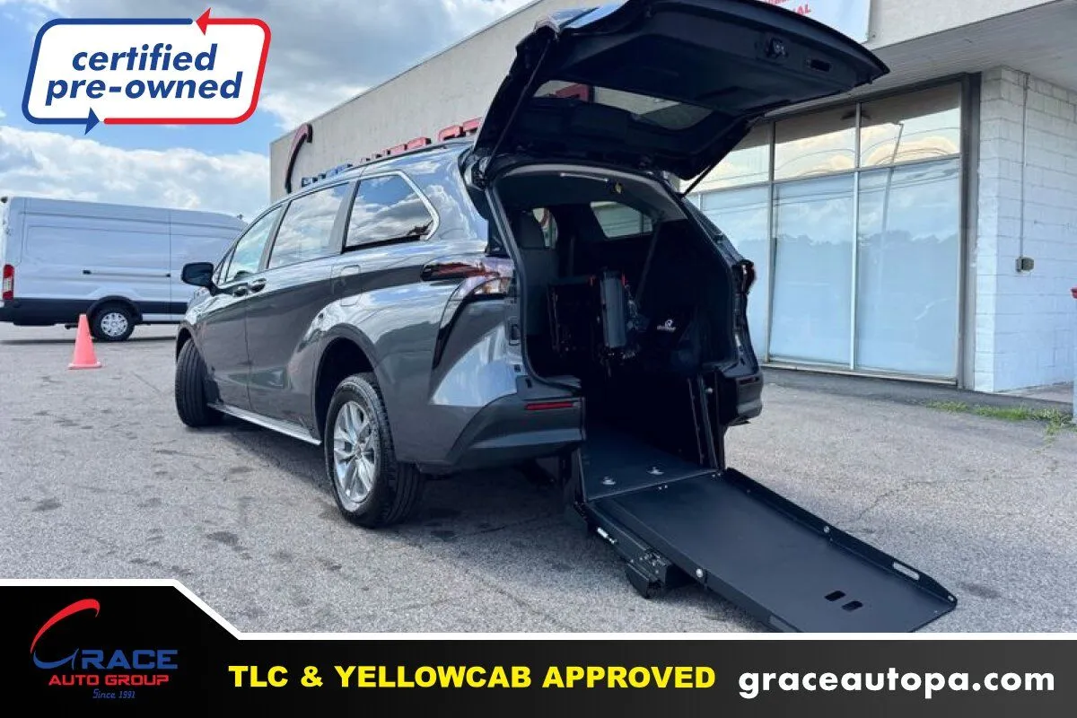 2025 Toyota Sienna LE