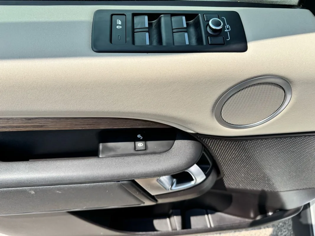 2019 Land Rover Discovery SE photo 3