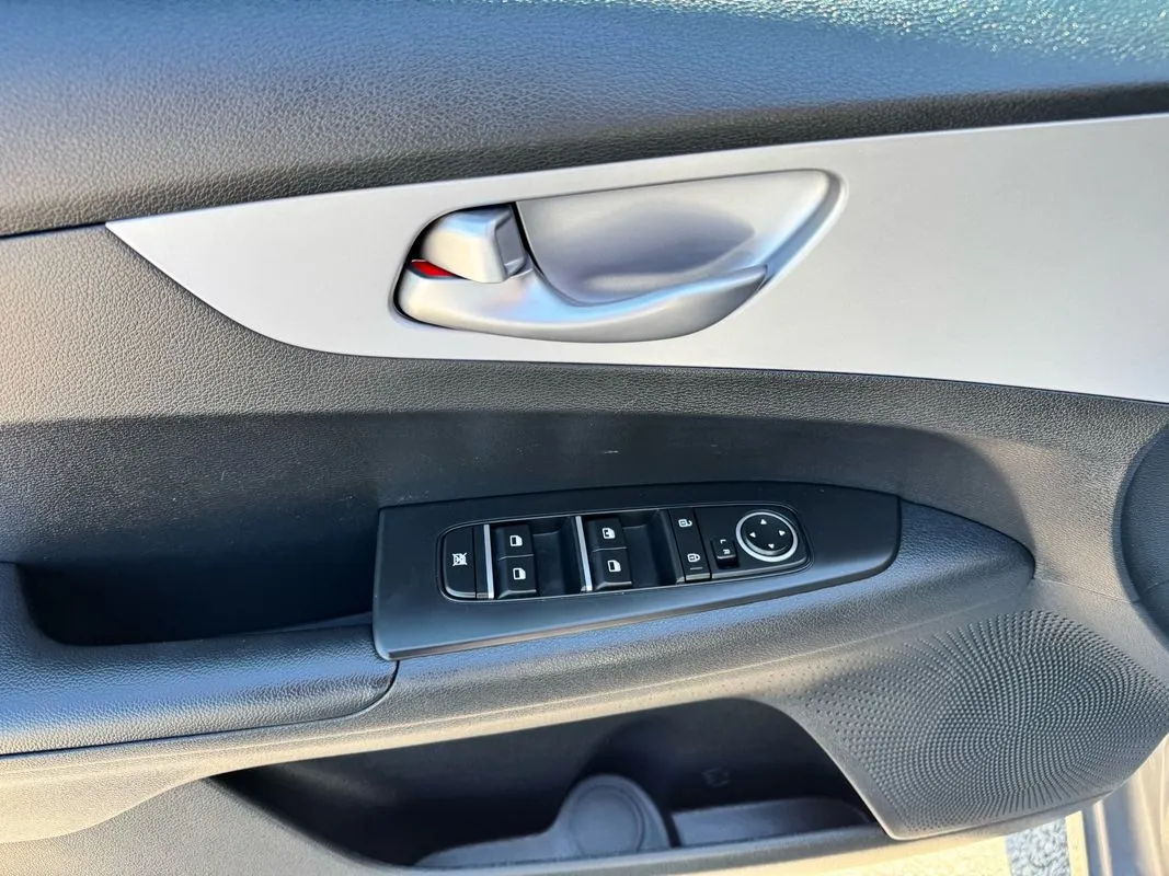 2024 Kia Forte LX photo 4