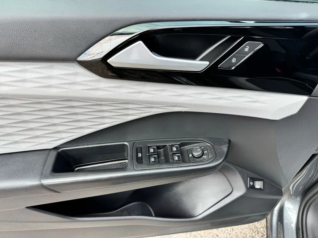 2022 Volkswagen Taos S photo 3