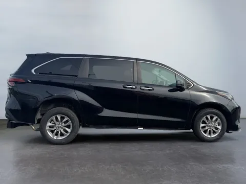 More photos of 2022 Toyota Sienna XLE at Grace Auto Group, PA