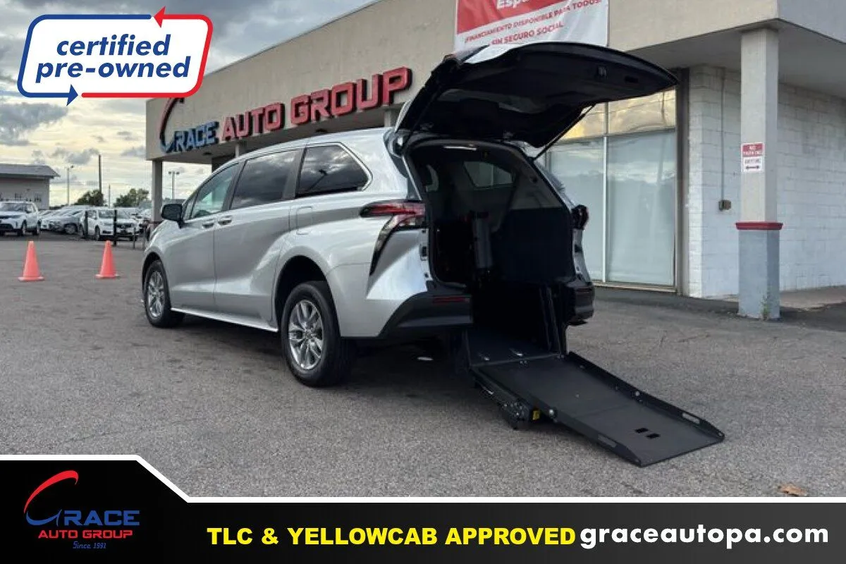 Silver 2022 Toyota Sienna LE for sale in Morrisville, PA