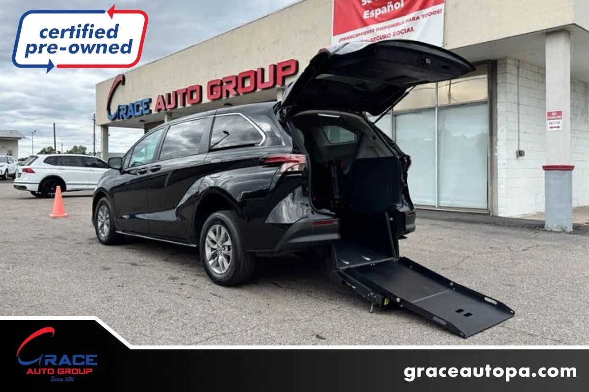 Black 2022 Toyota Sienna LE for sale in Morrisville, PA