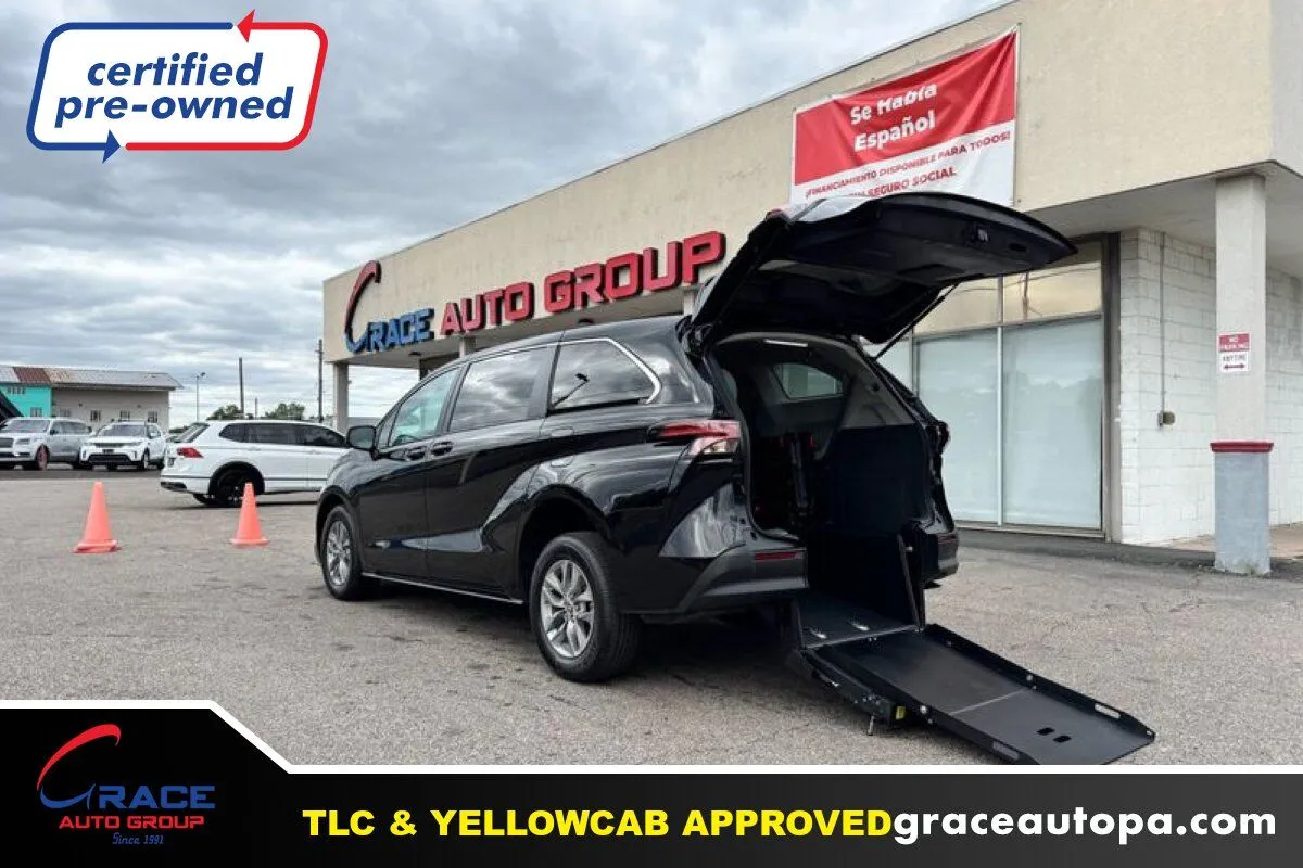 Black 2022 Toyota Sienna LE for sale in Morrisville, PA